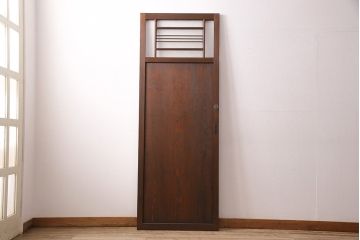 片引き戸を新規製作!戸車、引き手、表示錠を取り付け。麻の葉模様ガラス、ダイヤガラスを組み入れ。濃い茶色で着色し仕上げ。(建具)