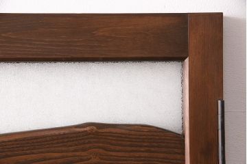 トイレ扉を新規製作!明り取りにダイヤガラスを組み入れ。表示錠、引き手を取り付け。濃い茶色で着色し仕上げ。(ドア、建具)