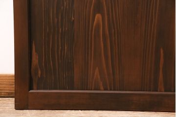 トイレ扉を新規製作!明り取りにダイヤガラスを組み入れ。表示錠、引き手を取り付け。濃い茶色で着色し仕上げ。(ドア、建具)
