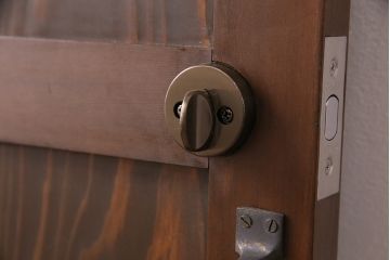 トイレ扉を新規製作!明り取りにダイヤガラスを組み入れ。表示錠、引き手を取り付け。濃い茶色で着色し仕上げ。(ドア、建具)