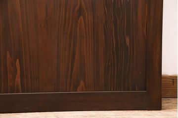 トイレ扉を新規製作!明り取りにダイヤガラスを組み入れ。表示錠、引き手を取り付け。濃い茶色で着色し仕上げ。(ドア、建具)