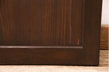 トイレドアを新規製作!明り取りは縦に桟を入れ、ダイヤガラスを組み入れ。吊り戸仕様で製作。引き手を取り付け。チェスナットで着色し仕上げ。(扉、木製ドア、建具)