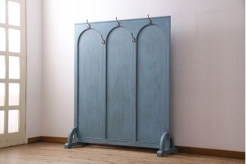 フック付き衝立を新規製作!当店商品を参考にデザイン。両面にフックの取り付け。ブルー系のエイジング塗装で仕上げ(つい立て、パーテーション)