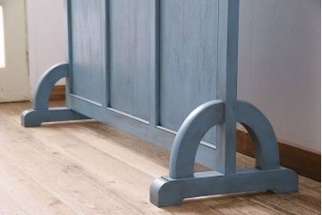 フック付き衝立を新規製作!当店商品を参考にデザイン。両面にフックの取り付け。ブルー系のエイジング塗装で仕上げ(つい立て、パーテーション)