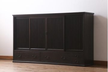 縦桟引き戸のサイドボードを新規製作!建具・引き出し前板は栗材を使用。可動式の棚板を設置。引き手を取り付け。赤味がかった濃い茶色で着色し仕上げ。(収納棚、戸棚、キャビネット、下駄箱、格子戸)