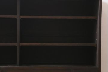 縦桟引き戸のサイドボードを新規製作!建具・引き出し前板は栗材を使用。可動式の棚板を設置。引き手を取り付け。赤味がかった濃い茶色で着色し仕上げ。(収納棚、戸棚、キャビネット、下駄箱、格子戸)