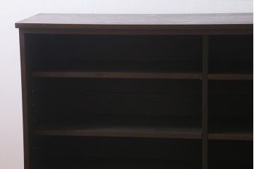 縦桟引き戸のサイドボードを新規製作!建具・引き出し前板は栗材を使用。可動式の棚板を設置。引き手を取り付け。赤味がかった濃い茶色で着色し仕上げ。(収納棚、戸棚、キャビネット、下駄箱、格子戸)