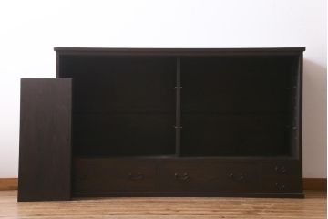 縦桟引き戸のサイドボードを新規製作!建具・引き出し前板は栗材を使用。可動式の棚板を設置。引き手を取り付け。赤味がかった濃い茶色で着色し仕上げ。(収納棚、戸棚、キャビネット、下駄箱、格子戸)