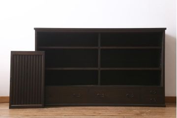 縦桟引き戸のサイドボードを新規製作!建具・引き出し前板は栗材を使用。可動式の棚板を設置。引き手を取り付け。赤味がかった濃い茶色で着色し仕上げ。(収納棚、戸棚、キャビネット、下駄箱、格子戸)