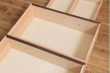 縦桟引き戸のサイドボードを新規製作!建具・引き出し前板は栗材を使用。可動式の棚板を設置。引き手を取り付け。赤味がかった濃い茶色で着色し仕上げ。(収納棚、戸棚、キャビネット、下駄箱、格子戸)