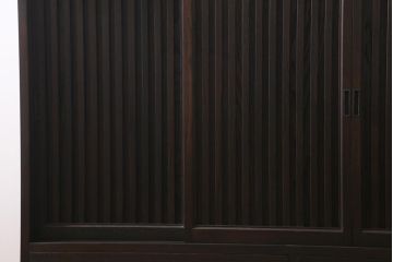 縦桟引き戸のサイドボードを新規製作!建具・引き出し前板は栗材を使用。可動式の棚板を設置。引き手を取り付け。赤味がかった濃い茶色で着色し仕上げ。(収納棚、戸棚、キャビネット、下駄箱、格子戸)