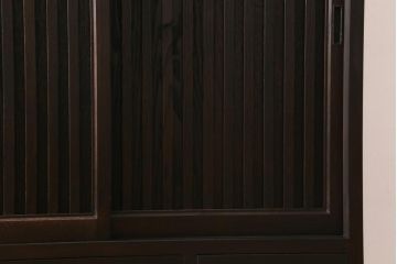 縦桟引き戸のサイドボードを新規製作!建具・引き出し前板は栗材を使用。可動式の棚板を設置。引き手を取り付け。赤味がかった濃い茶色で着色し仕上げ。(収納棚、戸棚、キャビネット、下駄箱、格子戸)