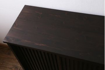 縦桟引き戸のサイドボードを新規製作!建具・引き出し前板は栗材を使用。可動式の棚板を設置。引き手を取り付け。赤味がかった濃い茶色で着色し仕上げ。(収納棚、戸棚、キャビネット、下駄箱、格子戸)