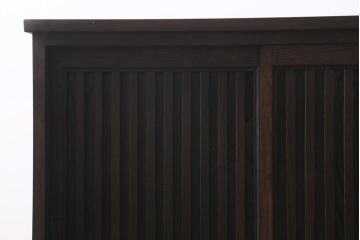 縦桟引き戸のサイドボードを新規製作!建具・引き出し前板は栗材を使用。可動式の棚板を設置。引き手を取り付け。赤味がかった濃い茶色で着色し仕上げ。(収納棚、戸棚、キャビネット、下駄箱、格子戸)