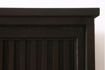 縦桟引き戸のサイドボードを新規製作!建具・引き出し前板は栗材を使用。可動式の棚板を設置。引き手を取り付け。赤味がかった濃い茶色で着色し仕上げ。(収納棚、戸棚、キャビネット、下駄箱、格子戸)