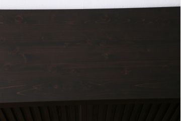 縦桟引き戸のサイドボードを新規製作!建具・引き出し前板は栗材を使用。可動式の棚板を設置。引き手を取り付け。赤味がかった濃い茶色で着色し仕上げ。(収納棚、戸棚、キャビネット、下駄箱、格子戸)