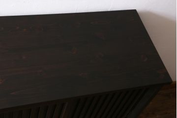 縦桟引き戸のサイドボードを新規製作!建具・引き出し前板は栗材を使用。可動式の棚板を設置。引き手を取り付け。赤味がかった濃い茶色で着色し仕上げ。(収納棚、戸棚、キャビネット、下駄箱、格子戸)