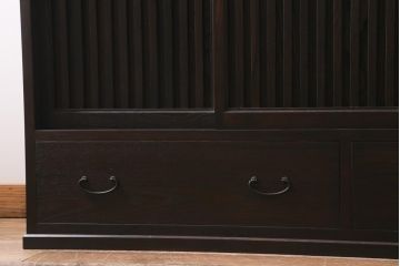 縦桟引き戸のサイドボードを新規製作!建具・引き出し前板は栗材を使用。可動式の棚板を設置。引き手を取り付け。赤味がかった濃い茶色で着色し仕上げ。(収納棚、戸棚、キャビネット、下駄箱、格子戸)