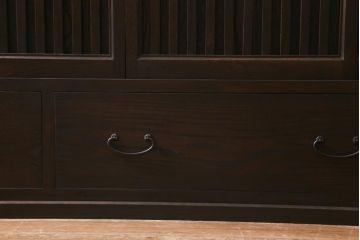 縦桟引き戸のサイドボードを新規製作!建具・引き出し前板は栗材を使用。可動式の棚板を設置。引き手を取り付け。赤味がかった濃い茶色で着色し仕上げ。(収納棚、戸棚、キャビネット、下駄箱、格子戸)