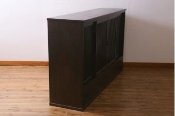縦桟引き戸のサイドボードを新規製作!建具・引き出し前板は栗材を使用。可動式の棚板を設置。引き手を取り付け。赤味がかった濃い茶色で着色し仕上げ。(収納棚、戸棚、キャビネット、下駄箱、格子戸)