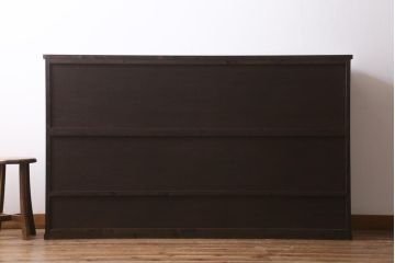 縦桟引き戸のサイドボードを新規製作!建具・引き出し前板は栗材を使用。可動式の棚板を設置。引き手を取り付け。赤味がかった濃い茶色で着色し仕上げ。(収納棚、戸棚、キャビネット、下駄箱、格子戸)