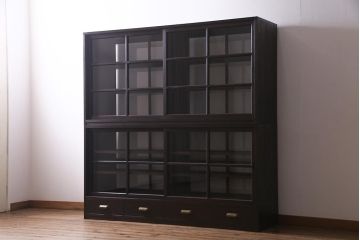 両面使いの重ね戸棚を新規製作!当店商品を参考にデザイン。両面引き戸仕様。建具はクリアガラスを組み入れ。赤味がかった濃い茶色で着色し仕上げ。(収納棚、食器棚、キャビネット)
