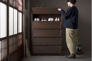 パタパタ扉の収納棚を新規製作!本体は新材、扉は古材を使用。引手を取り付け。濃い茶色で着色し仕上げ。(下駄箱、ロッカー、キャビネット)