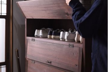 パタパタ扉の収納棚を新規製作!本体は新材、扉は古材を使用。引手を取り付け。濃い茶色で着色し仕上げ。(下駄箱、ロッカー、キャビネット)