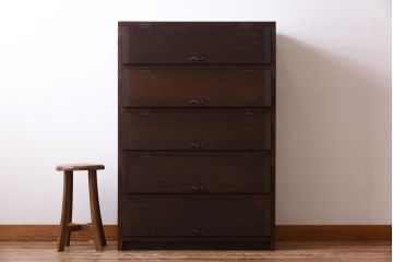 パタパタ扉の収納棚を新規製作!本体は新材、扉は古材を使用。引手を取り付け。濃い茶色で着色し仕上げ。(下駄箱、ロッカー、キャビネット)