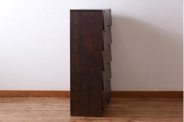 パタパタ扉の収納棚を新規製作!本体は新材、扉は古材を使用。引手を取り付け。濃い茶色で着色し仕上げ。(下駄箱、ロッカー、キャビネット)