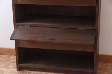 パタパタ扉の収納棚を新規製作!本体は新材、扉は古材を使用。引手を取り付け。濃い茶色で着色し仕上げ。(下駄箱、ロッカー、キャビネット)