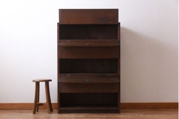 パタパタ扉の収納棚を新規製作!本体は新材、扉は古材を使用。引手を取り付け。濃い茶色で着色し仕上げ。(下駄箱、ロッカー、キャビネット)