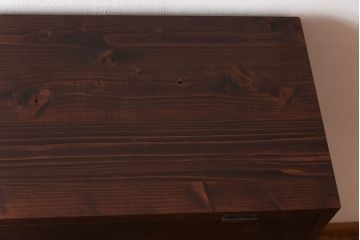 パタパタ扉の収納棚を新規製作!本体は新材、扉は古材を使用。引手を取り付け。濃い茶色で着色し仕上げ。(下駄箱、ロッカー、キャビネット)