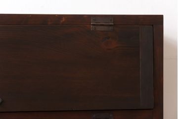 パタパタ扉の収納棚を新規製作!本体は新材、扉は古材を使用。引手を取り付け。濃い茶色で着色し仕上げ。(下駄箱、ロッカー、キャビネット)