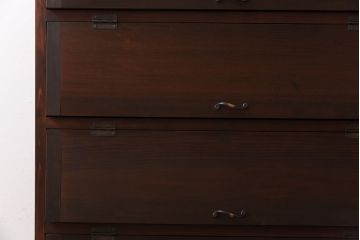 パタパタ扉の収納棚を新規製作!本体は新材、扉は古材を使用。引手を取り付け。濃い茶色で着色し仕上げ。(下駄箱、ロッカー、キャビネット)