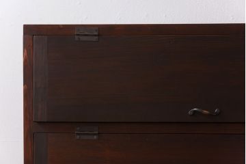 パタパタ扉の収納棚を新規製作!本体は新材、扉は古材を使用。引手を取り付け。濃い茶色で着色し仕上げ。(下駄箱、ロッカー、キャビネット)