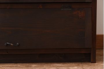 パタパタ扉の収納棚を新規製作!本体は新材、扉は古材を使用。引手を取り付け。濃い茶色で着色し仕上げ。(下駄箱、ロッカー、キャビネット)