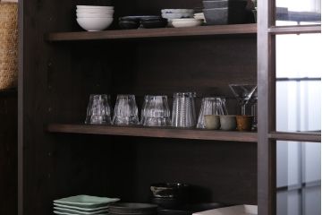 重ね戸棚を新規製作!当店商品を参考にデザイン。建具にクリアガラス、花菱模様ガラスを組み入れ。(収納棚、食器棚、キャビネット)