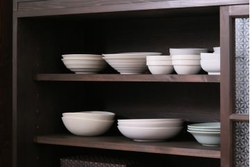 重ね戸棚を新規製作!当店商品を参考にデザイン。建具にクリアガラス、花菱模様ガラスを組み入れ。(収納棚、食器棚、キャビネット)