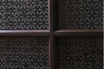 重ね戸棚を新規製作!当店商品を参考にデザイン。建具にクリアガラス、花菱模様ガラスを組み入れ。(収納棚、食器棚、キャビネット)