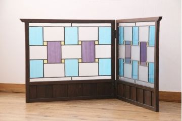 衝立を新規製作!当店商品を参考にデザインし、結霜ガラス、黄色、青、紫の色ガラスを組み入れ。濃い茶色で着色し仕上げ。(つい立て、パーテーション)