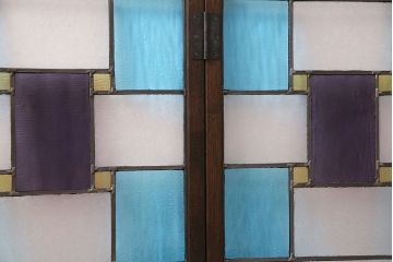 衝立を新規製作!当店商品を参考にデザインし、結霜ガラス、黄色、青、紫の色ガラスを組み入れ。濃い茶色で着色し仕上げ。(つい立て、パーテーション)