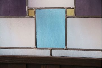衝立を新規製作!当店商品を参考にデザインし、結霜ガラス、黄色、青、紫の色ガラスを組み入れ。濃い茶色で着色し仕上げ。(つい立て、パーテーション)