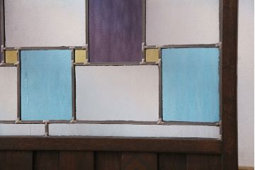 衝立を新規製作!当店商品を参考にデザインし、結霜ガラス、黄色、青、紫の色ガラスを組み入れ。濃い茶色で着色し仕上げ。(つい立て、パーテーション)