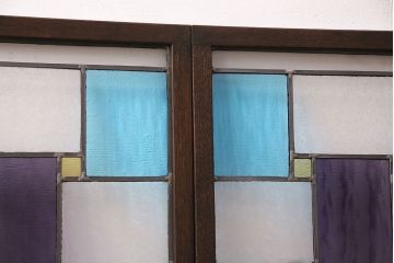 衝立を新規製作!当店商品を参考にデザインし、結霜ガラス、黄色、青、紫の色ガラスを組み入れ。濃い茶色で着色し仕上げ。(つい立て、パーテーション)