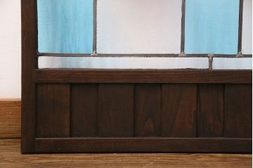 衝立を新規製作!当店商品を参考にデザインし、結霜ガラス、黄色、青、紫の色ガラスを組み入れ。濃い茶色で着色し仕上げ。(つい立て、パーテーション)