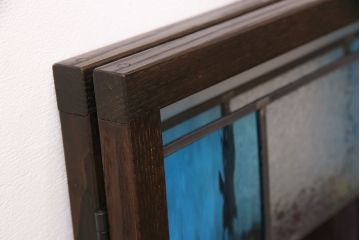 衝立を新規製作!当店商品を参考にデザインし、結霜ガラス、黄色、青、紫の色ガラスを組み入れ。濃い茶色で着色し仕上げ。(つい立て、パーテーション)