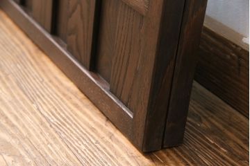 衝立を新規製作!当店商品を参考にデザインし、結霜ガラス、黄色、青、紫の色ガラスを組み入れ。濃い茶色で着色し仕上げ。(つい立て、パーテーション)