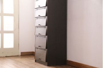 パタパタ扉の下駄箱を新規製作!本体はヒノキ無垢材、前板は古材を使用。取っ手を取り付け。濃い茶色で着色し仕上げ。(収納棚、戸棚、ロッカー)