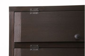 パタパタ扉の下駄箱を新規製作!本体はヒノキ無垢材、前板は古材を使用。取っ手を取り付け。濃い茶色で着色し仕上げ。(収納棚、戸棚、ロッカー)